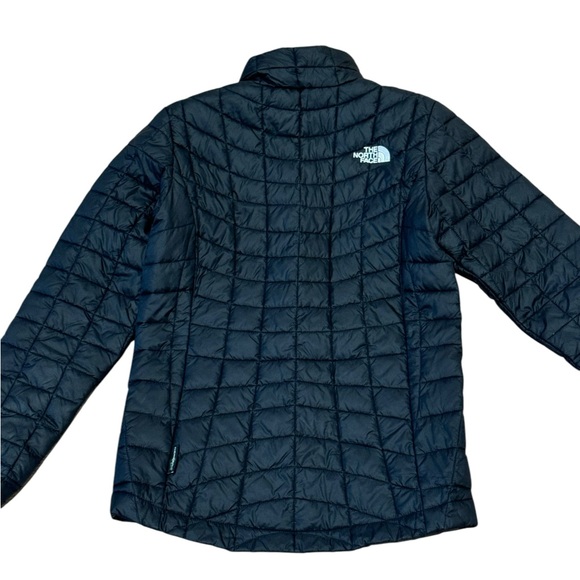 Northface girls light puffer jacket size 7/8.  Very lightly worn - almost new. - Picture 2 of 4